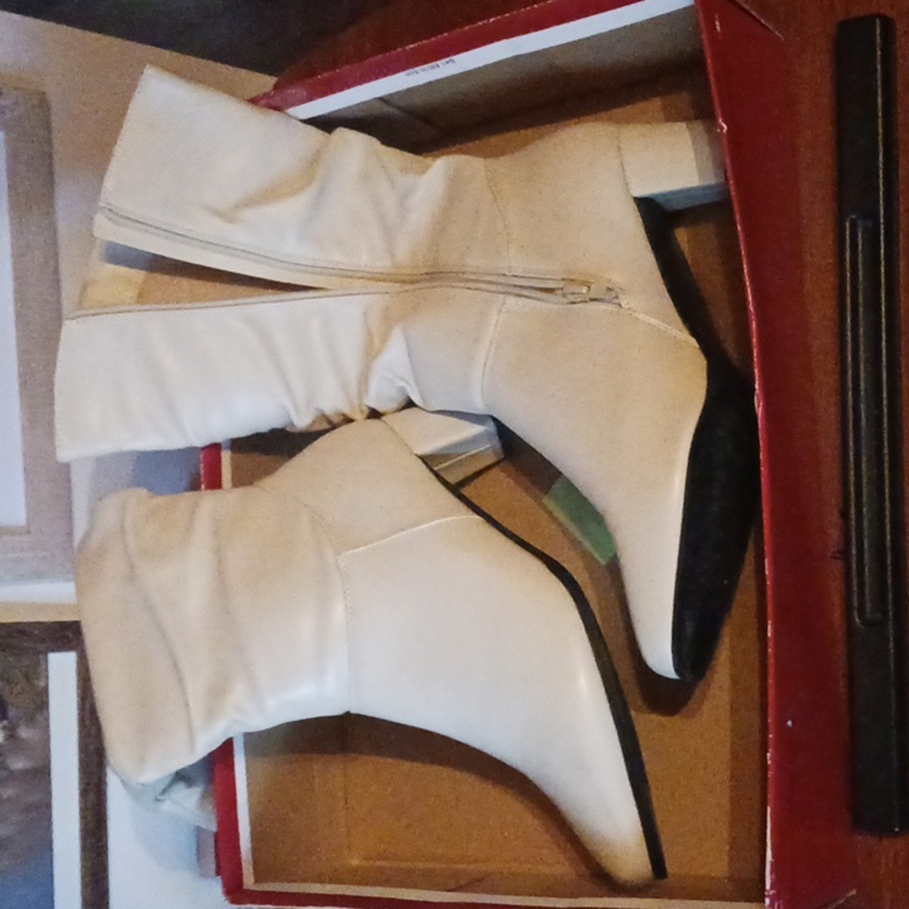 Tender tootsies boots , size 10w , color is off white